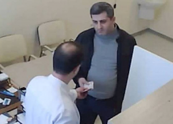 Baş direktorla müavininin rüşvət aldığı görüntülər (VİDEO)